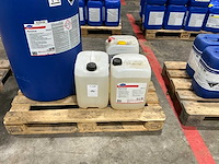 Diverse reinigingsmiddelen - afbeelding 2 van  3