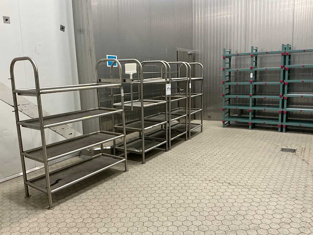 Diverse rekken en stellingen - afbeelding 1 van  7