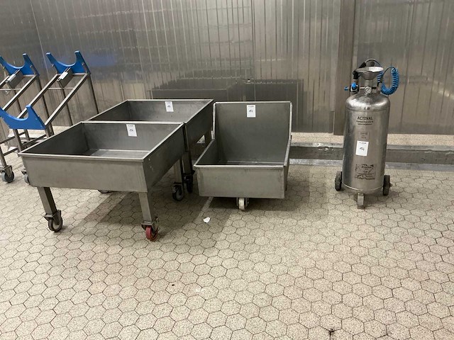 Diverse rekken en stellingen - afbeelding 7 van  7