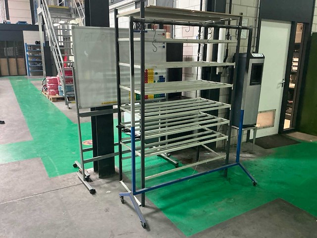 Diverse rekken en whiteboards (4x) - afbeelding 3 van  8