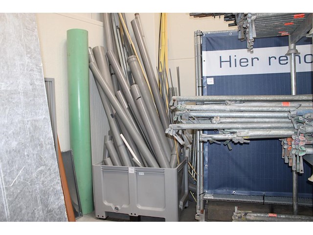 Diverse restanten pvc pijp in en om accubox. let op! excl. metalen buizen. inclusief box - afbeelding 1 van  3
