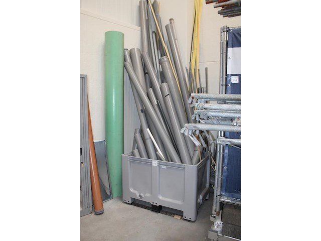 Diverse restanten pvc pijp in en om accubox. let op! excl. metalen buizen. inclusief box - afbeelding 2 van  3