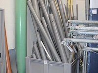 Diverse restanten pvc pijp in en om accubox. let op! excl. metalen buizen. inclusief box - afbeelding 2 van  3
