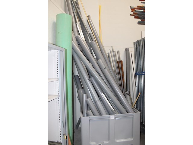 Diverse restanten pvc pijp in en om accubox. let op! excl. metalen buizen. inclusief box - afbeelding 3 van  3