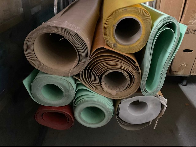 Diverse rollen linoleum ondervloer - afbeelding 1 van  7