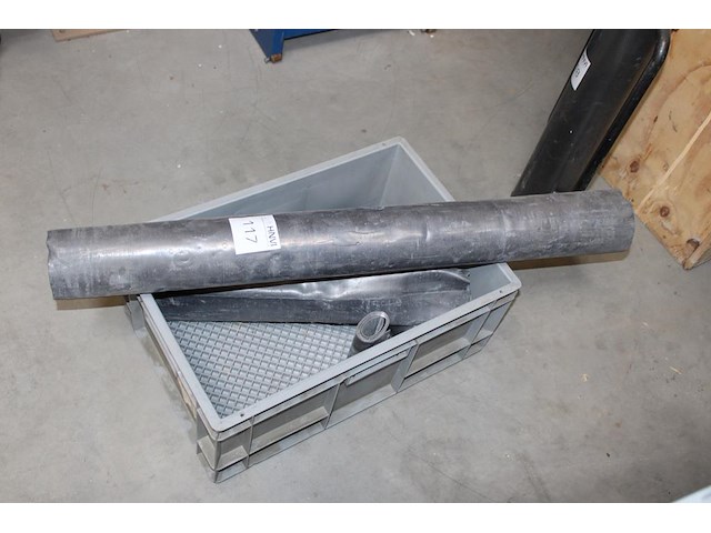 Diverse rollen lood in en op krat. - afbeelding 1 van  2