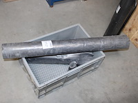 Diverse rollen lood in en op krat.