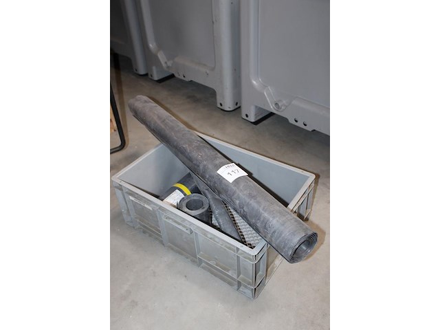 Diverse rollen lood in en op krat. - afbeelding 2 van  2