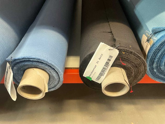 Diverse rollen meubelstof / textiel (18x) en 21 rollen kindermann meubelstof in doos - afbeelding 35 van  38