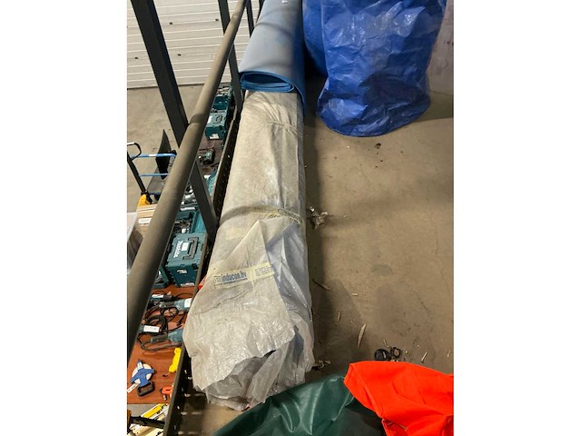Diverse rollen noppenfolie, polycarbonaat en grondzeil - afbeelding 5 van  7
