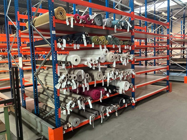 Diverse rollen poshy meubelstof / textiel (130x) - afbeelding 1 van  33