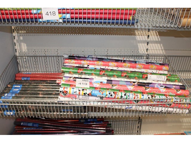 Diverse rollenpakpapier van o.a. haza en disney in mand. - afbeelding 1 van  2