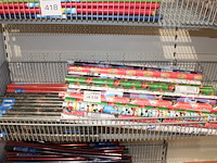 Diverse rollenpakpapier van o.a. haza en disney in mand. - afbeelding 1 van  2