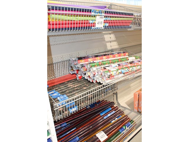 Diverse rollenpakpapier van o.a. haza en disney in mand. - afbeelding 2 van  2
