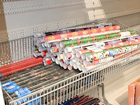 Diverse rollenpakpapier van o.a. haza en disney in mand. - afbeelding 2 van  2