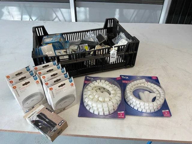 Diverse rookmelders en installatiemateriaal - afbeelding 1 van  5