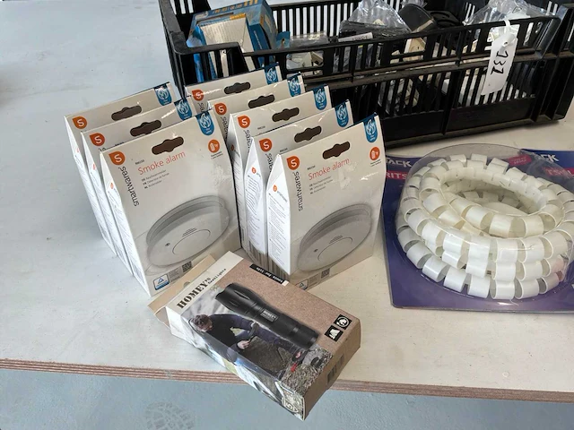 Diverse rookmelders en installatiemateriaal - afbeelding 2 van  5