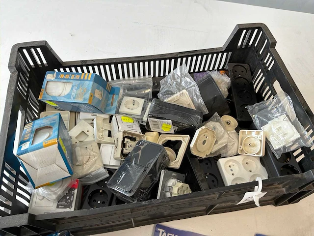 Diverse rookmelders en installatiemateriaal - afbeelding 4 van  5