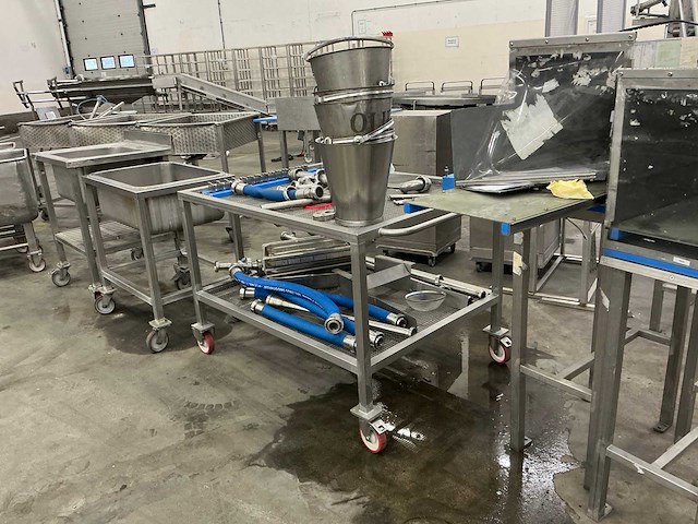 Diverse rvs inventaris - afbeelding 6 van  7