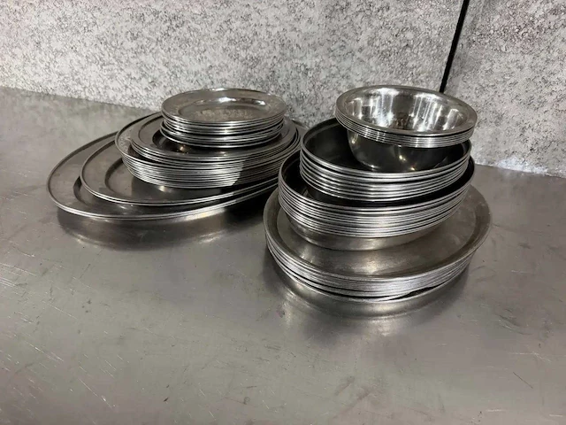 Diverse rvs plateaus (60x) - afbeelding 1 van  6