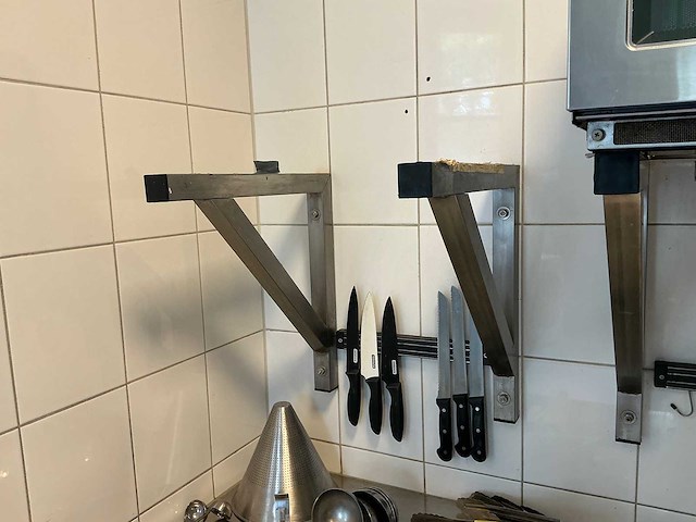 Diverse rvs wandbeugels - afbeelding 1 van  4