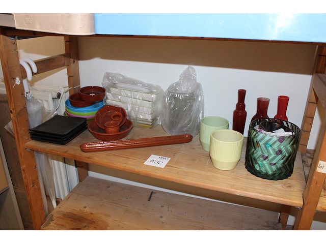 Diverse schaaltjes en vaasjes op schap. - afbeelding 1 van  3