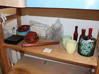 Diverse schaaltjes en vaasjes op schap. - afbeelding 1 van  3