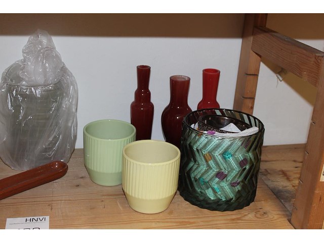 Diverse schaaltjes en vaasjes op schap. - afbeelding 2 van  3