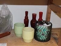 Diverse schaaltjes en vaasjes op schap. - afbeelding 2 van  3