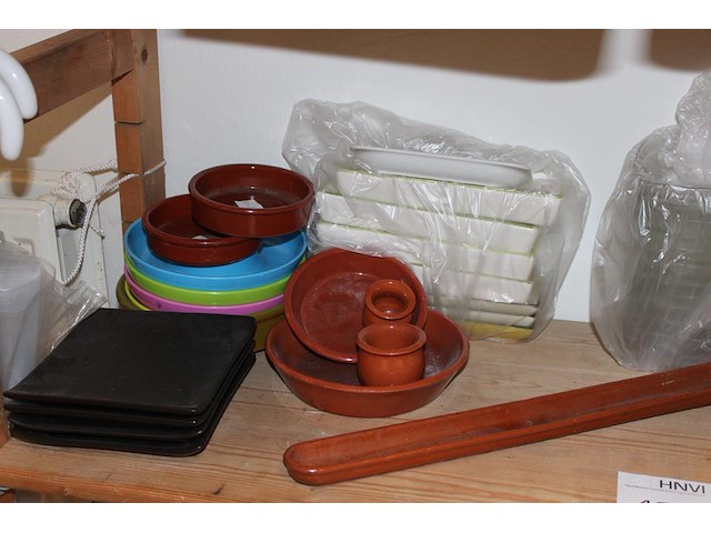 Diverse schaaltjes en vaasjes op schap. - afbeelding 3 van  3