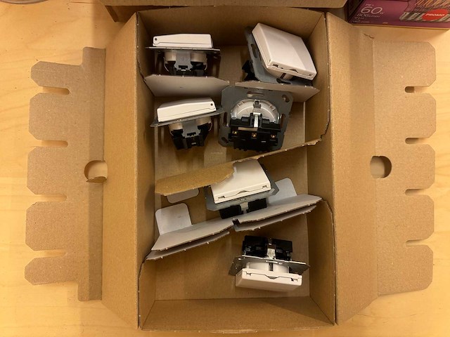 Diverse schakelaars en lampen - afbeelding 4 van  5