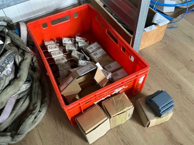 Diverse schakelmateriaal - afbeelding 1 van  4