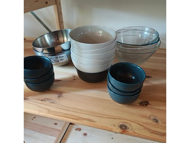 Diverse schalen en kommen - afbeelding 1 van  2