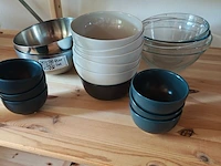Diverse schalen en kommen - afbeelding 1 van  2