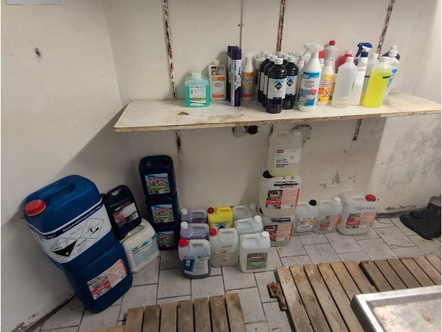 Diverse schoonmaak- en reinigingsmiddelen - afbeelding 1 van  9