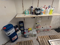 Diverse schoonmaak- en reinigingsmiddelen - afbeelding 1 van  9