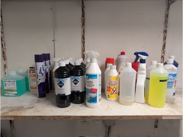 Diverse schoonmaak- en reinigingsmiddelen - afbeelding 2 van  9
