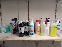 Diverse schoonmaak- en reinigingsmiddelen - afbeelding 2 van  9