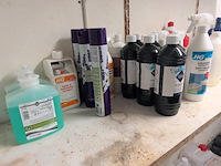 Diverse schoonmaak- en reinigingsmiddelen - afbeelding 3 van  9