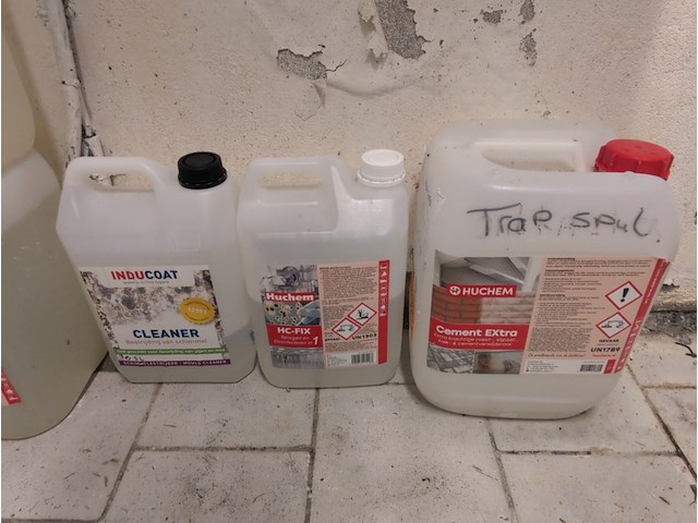 Diverse schoonmaak- en reinigingsmiddelen - afbeelding 4 van  9