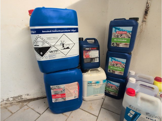 Diverse schoonmaak- en reinigingsmiddelen - afbeelding 6 van  9