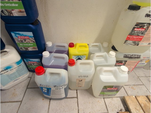 Diverse schoonmaak- en reinigingsmiddelen - afbeelding 7 van  9