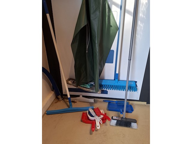 Diverse schoonmaak spullen - afbeelding 2 van  3