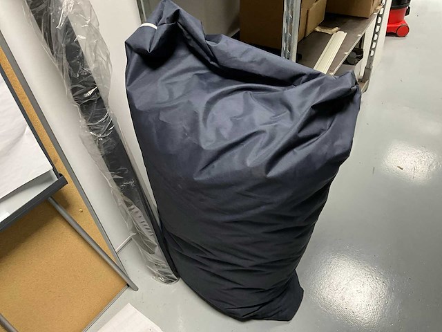 Diverse schoonmaakartikelen en planten toebehoren - afbeelding 3 van  9