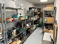 Diverse schoonmaakartikelen en planten toebehoren - afbeelding 1 van  9