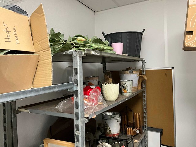 Diverse schoonmaakartikelen en planten toebehoren - afbeelding 4 van  9