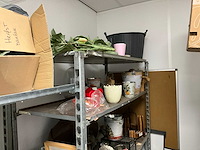 Diverse schoonmaakartikelen en planten toebehoren - afbeelding 4 van  9