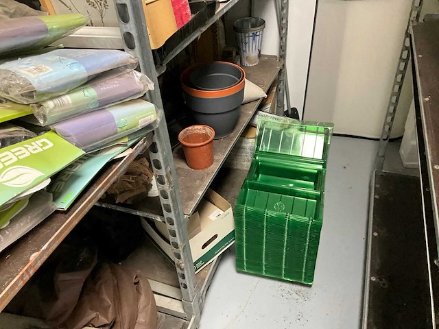 Diverse schoonmaakartikelen en planten toebehoren - afbeelding 5 van  9