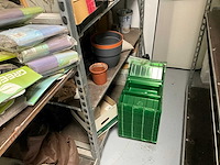 Diverse schoonmaakartikelen en planten toebehoren - afbeelding 5 van  9