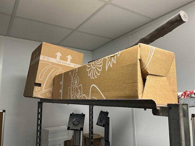 Diverse schoonmaakartikelen en planten toebehoren - afbeelding 7 van  9